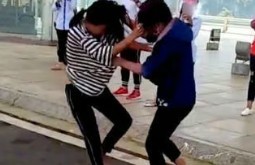 Tạm giữ 2 nữ đối tượng hành hung cô gái trẻ trên đường Hà Nội vì mâu thuẫn tình ái