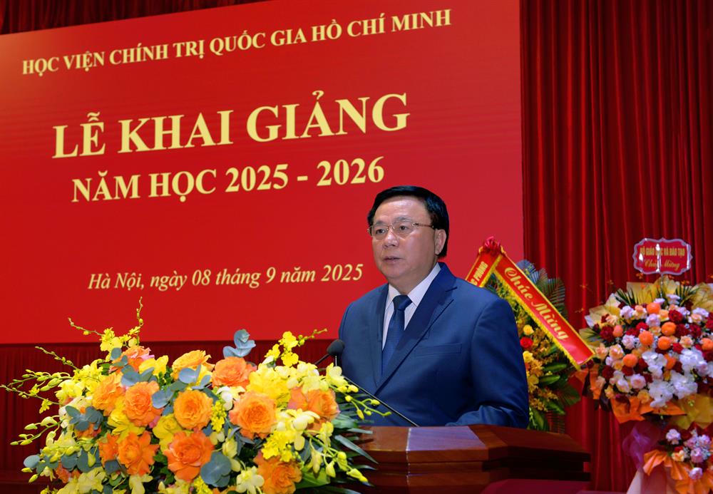Đồng ch&iacute; Nguyễn Xu&acirc;n Thắng ph&aacute;t biểu khai giảng năm học 2025-2026.