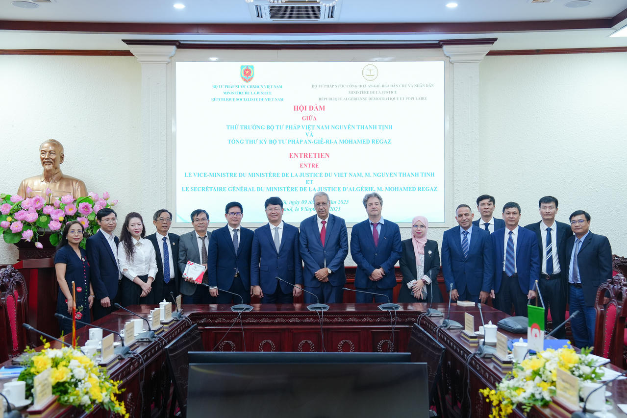 C&aacute;c đại biểu hai B&ecirc;n chụp ảnh lưu niệm tại Hội đ&agrave;m.