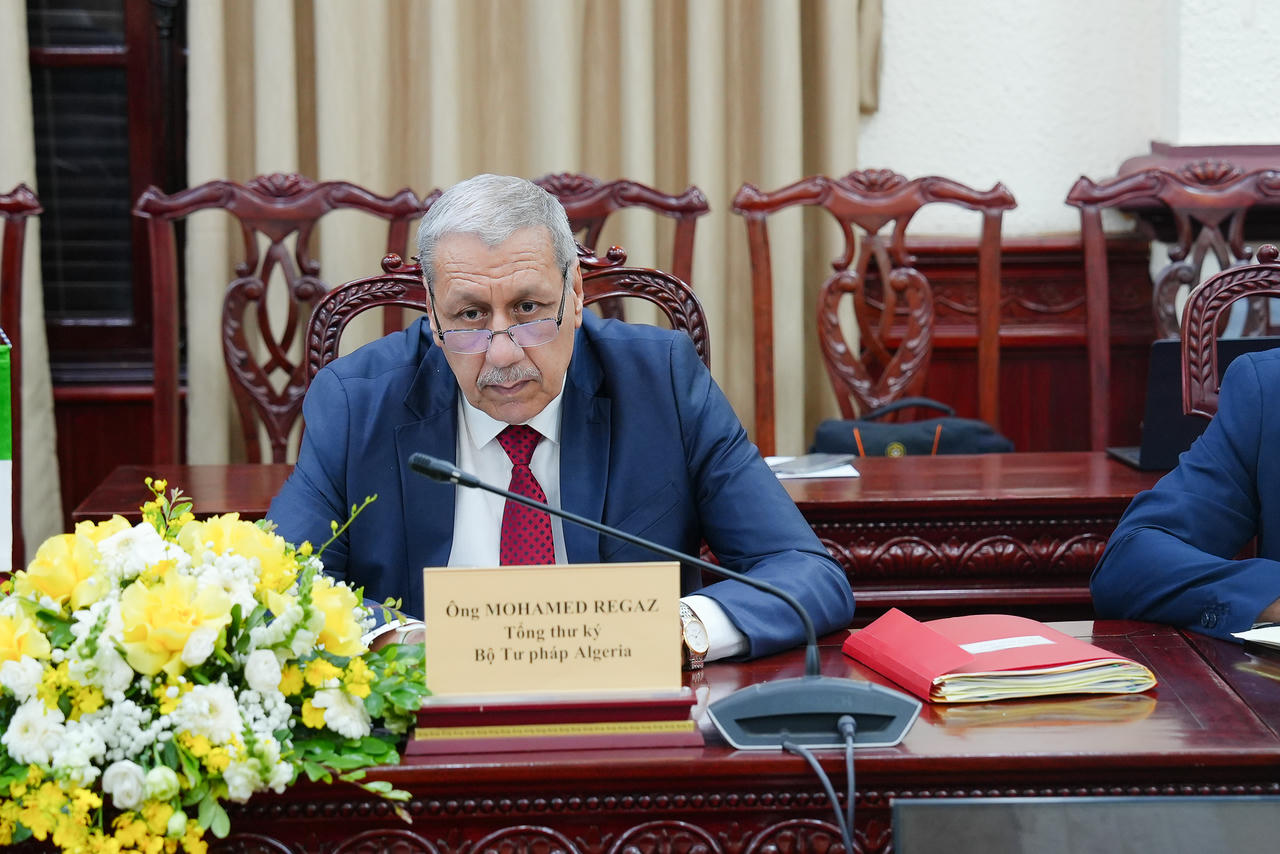 Tổng Thư k&yacute; Mohamed Regaz ch&uacute;c mừng những kết quả m&agrave; Bộ Tư ph&aacute;p Việt Nam đạt được trong thời gian qua.