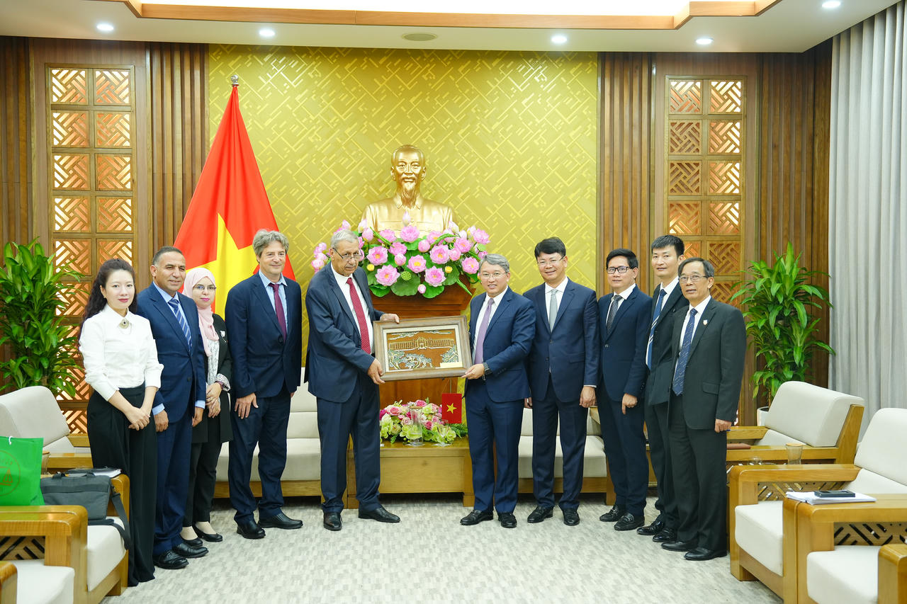 Bộ Tư ph&aacute;p Việt Nam tặng qu&agrave; lưu niệm cho Bộ Tư ph&aacute;p An-gi&ecirc;-ri.