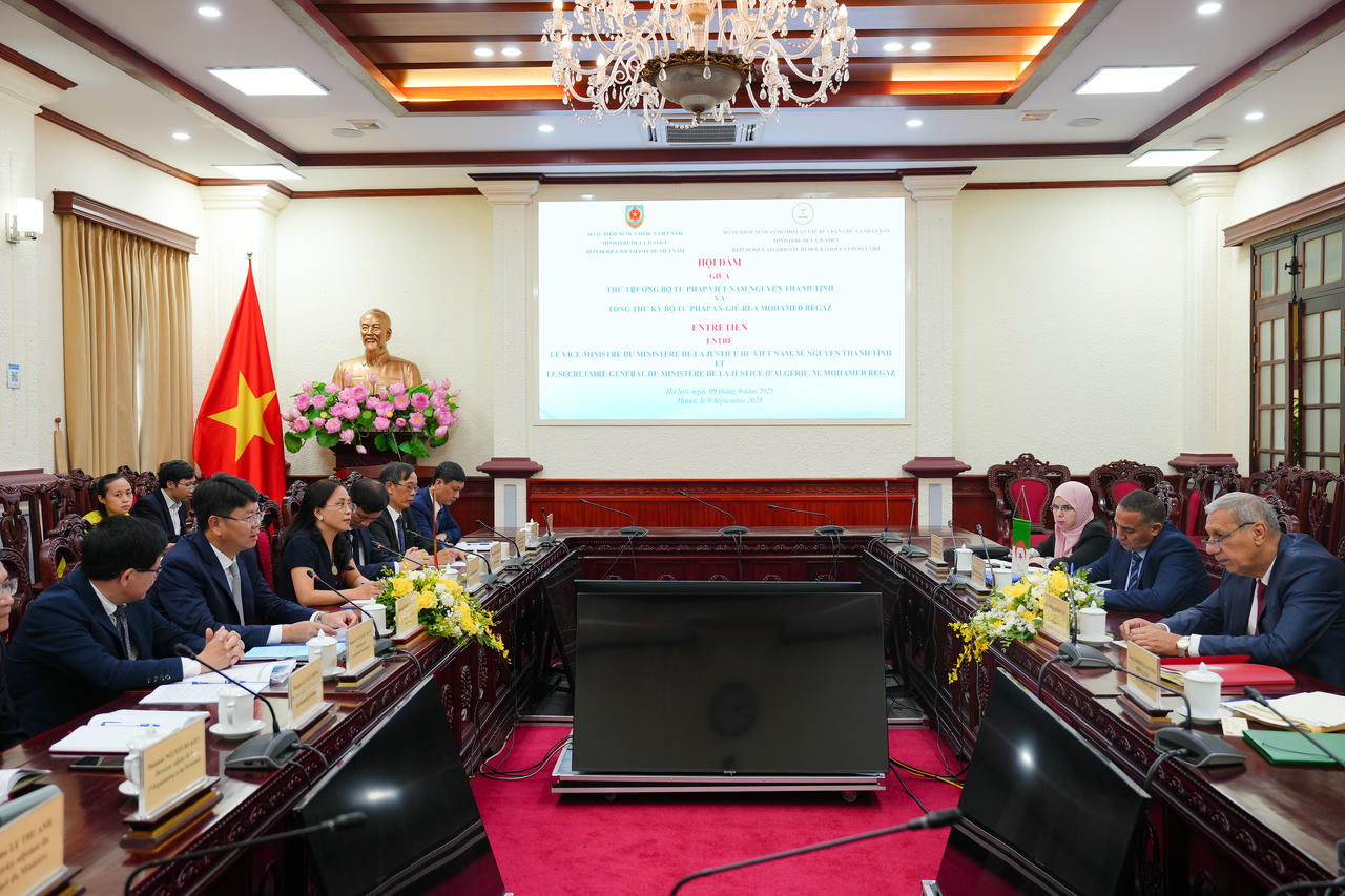 To&agrave;n cảnh Hội đ&agrave;m giữa Thứ trưởng Bộ Tư ph&aacute;p Việt Nam Nguyễn Thanh Tịnh v&agrave; Tổng Thư k&yacute; Bộ Tư ph&aacute;p An-gi&ecirc;-ri Mohamed Regaz.