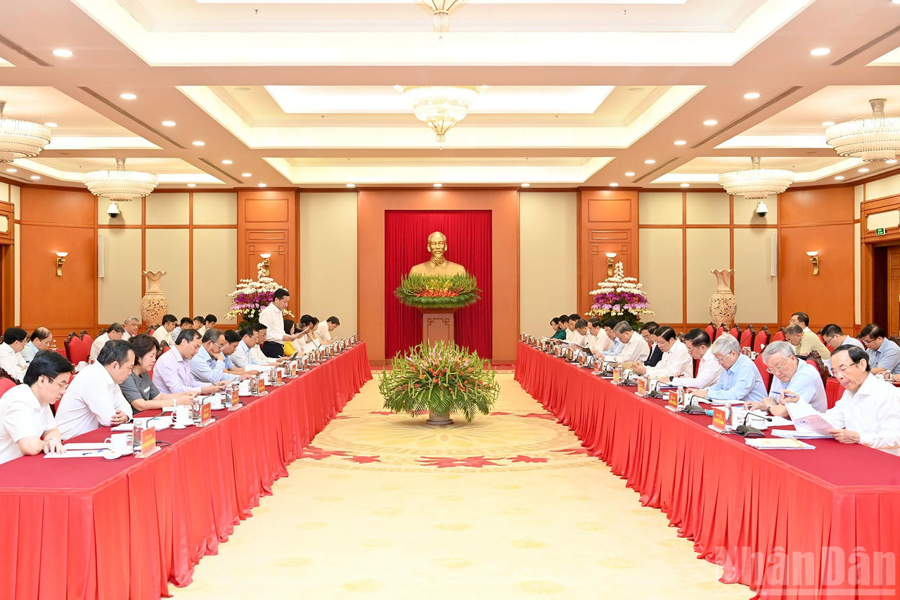 Bộ Ch&iacute;nh trị l&agrave;m việc với Ban Thường vụ Đảng ủy c&aacute;c cơ quan Đảng Trung ương. (Ảnh: nhandan.vn)