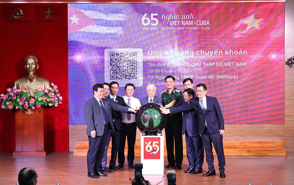 Ng&agrave;y 13/8, Trung ương Hội Chữ thập đỏ Việt Nam chủ tr&igrave;, phối hợp với c&aacute;c Bộ, Ban, ng&agrave;nh, đo&agrave;n thể trung ương tổ chức Lễ ph&aacute;t động cấp quốc gia Chương tr&igrave;nh vận động ủng hộ Nh&acirc;n d&acirc;n Cuba với chủ đề &ldquo;65 năm nghĩa t&igrave;nh Việt Nam - Cuba&rdquo;. Ảnh: VGP
