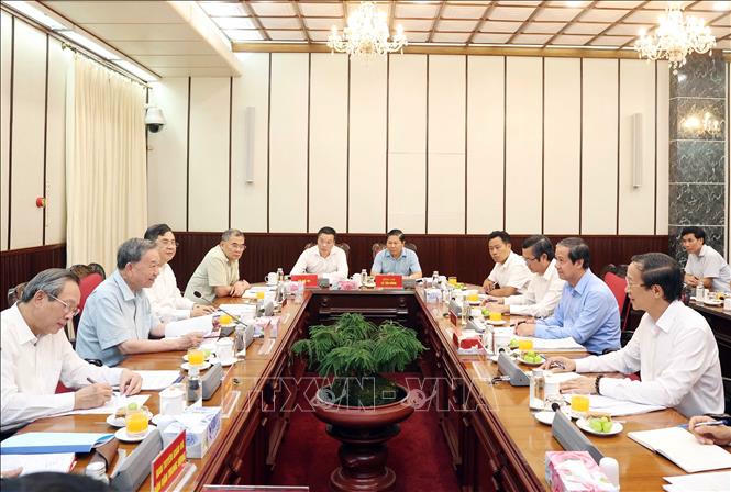Tổng B&iacute; thư T&ocirc; L&acirc;m chủ tr&igrave; buổi l&agrave;m việc. Ảnh: TTXVN