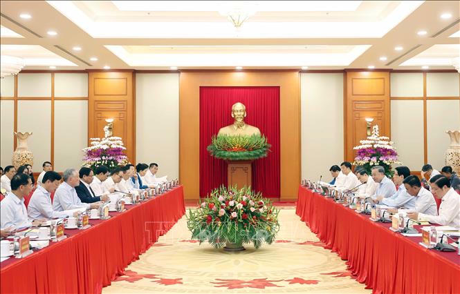Tổng B&iacute; thư T&ocirc; L&acirc;m chủ tr&igrave; buổi l&agrave;m việc của Bộ Ch&iacute;nh trị với Ban Thường vụ Đảng uỷ Ch&iacute;nh phủ. Ảnh: TTXVN