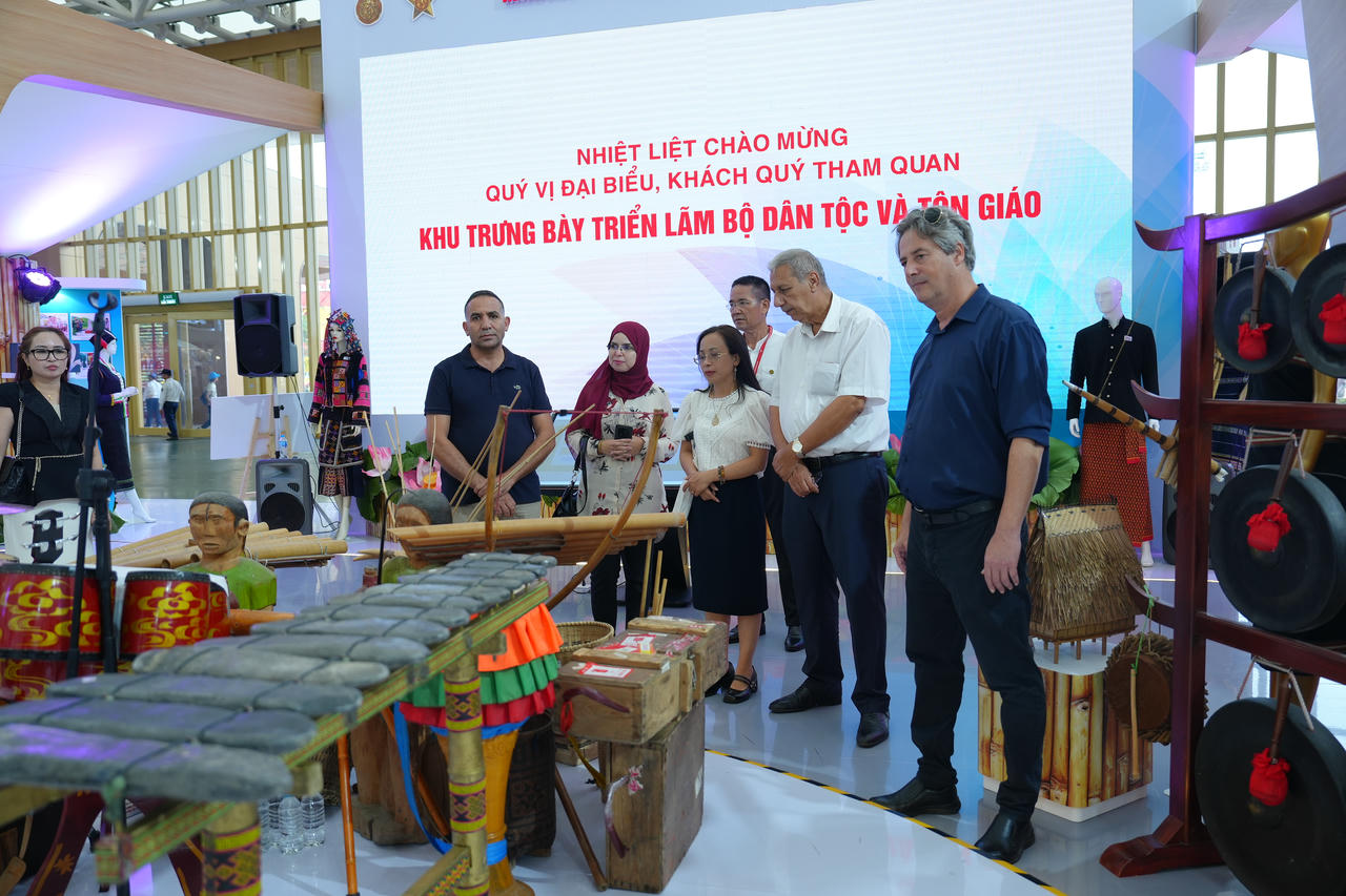 Thăm kh&ocirc;ng gian trưng b&agrave;y của Bộ D&acirc;n tộc v&agrave; T&ocirc;n gi&aacute;o,