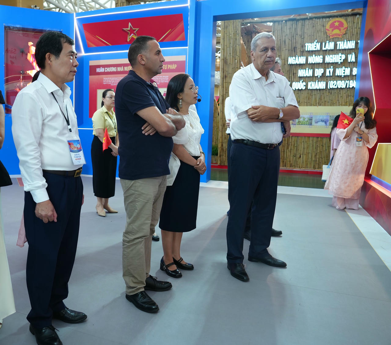 Đo&agrave;n nghe giới thiệu về h&agrave;nh tr&igrave;nh h&igrave;nh th&agrave;nh, ph&aacute;t triển v&agrave; cống hiến của Bộ, ng&agrave;nh Tư ph&aacute;p trong sự nghiệp x&acirc;y dựng Nh&agrave; nước ph&aacute;p quyền XHCN Việt Nam.
