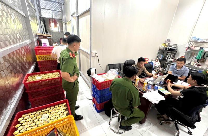 C&ocirc;ng an kh&aacute;m x&eacute;t xưởng sản xuất yến giả của C&ocirc;ng ty TNHH Vannest.