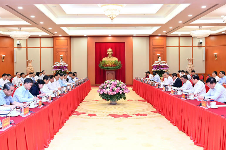 Tổng B&iacute; thư T&ocirc; L&acirc;m chủ tr&igrave; buổi l&agrave;m việc của Bộ Ch&iacute;nh trị với Ban Thường vụ Đảng uỷ Quốc hội. Ảnh: nhandan.vn