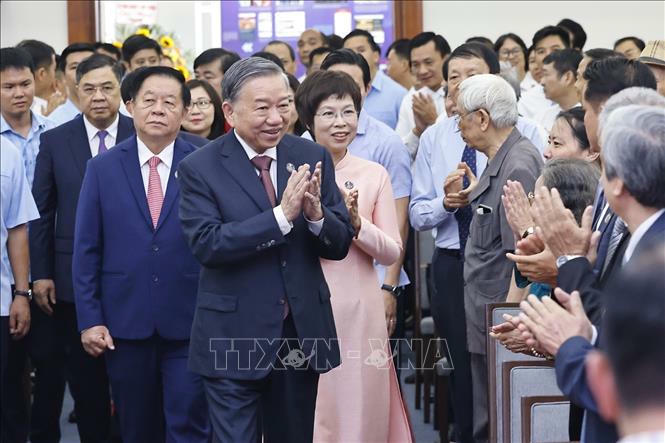 Tổng B&iacute; thư T&ocirc; L&acirc;m v&agrave; c&aacute;c l&atilde;nh đạo Đảng, Nh&agrave; nước dự Lễ đ&oacute;n nhận Hu&acirc;n chương Hồ Ch&iacute; Minh v&agrave; kỷ niệm 80 năm Ng&agrave;y truyền thống Th&ocirc;ng tấn x&atilde; Việt Nam. Ảnh: Do&atilde;n Tấn/TTXVN