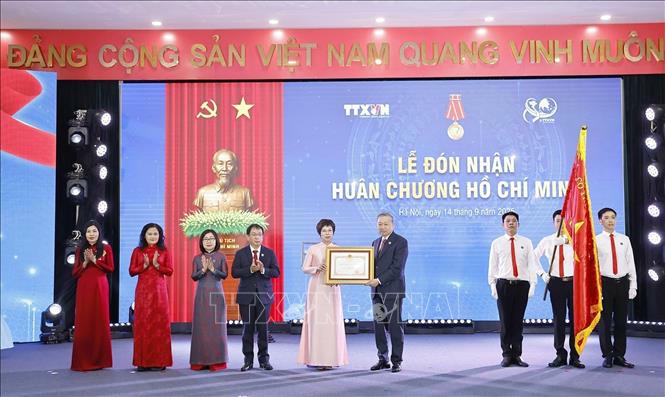 Tổng B&iacute; thư T&ocirc; L&acirc;m trao Hu&acirc;n chương Hồ Ch&iacute; Minh lần thứ ba cho Th&ocirc;ng tấn x&atilde; Việt Nam. Ảnh: Do&atilde;n Tấn/TTXVN