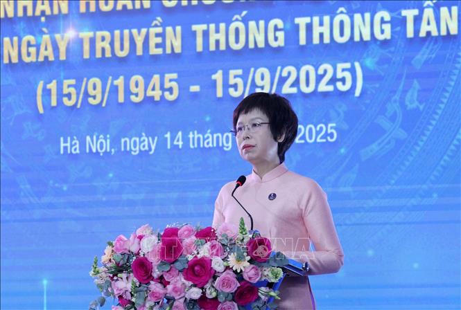 Đồng ch&iacute; Vũ Việt Trang, B&iacute; thư Đảng uỷ, Tổng Gi&aacute;m đốc TTXVN đọc diễn văn kỷ niệm 80 năm Ng&agrave;y truyền thống Th&ocirc;ng tấn x&atilde; Việt Nam (15/9/1945 - 15/9/2025). Ảnh: L&acirc;m Kh&aacute;nh/TTXVN