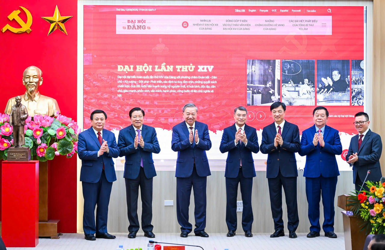 C&aacute;c đại biểu Ủy vi&ecirc;n Bộ Ch&iacute;nh trị c&ugrave;ng nhấn n&uacute;t khai trương Trang th&ocirc;ng tin điện tử