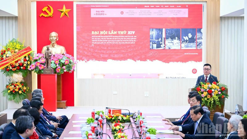 Tổng Bi&ecirc;n tập B&aacute;o Nh&acirc;n D&acirc;n L&ecirc; Quốc Minh giới thiệu về Trang th&ocirc;ng tin điện tử