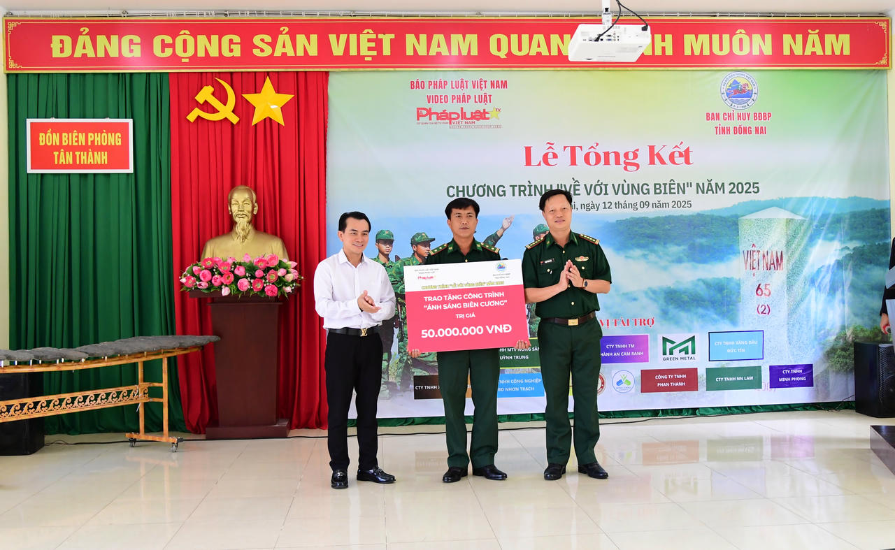 B&agrave;n giao C&ocirc;ng tr&igrave;nh &ldquo;&Aacute;nh s&aacute;ng bi&ecirc;n cương&rdquo;