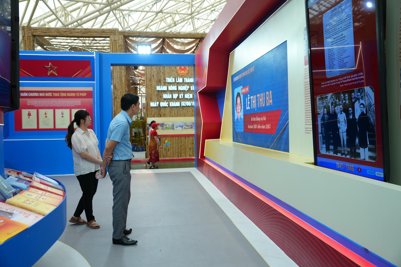 Kh&ocirc;ng chỉ thu h&uacute;t c&aacute;n bộ, nh&acirc;n vi&ecirc;n của ng&agrave;nh Tư ph&aacute;p, kh&ocirc;ng gian trưng b&agrave;y của Bộ Tư ph&aacute;p cũng nhận được sự quan t&acirc;m của nhiều tầng lớp Nh&acirc;n d&acirc;n.