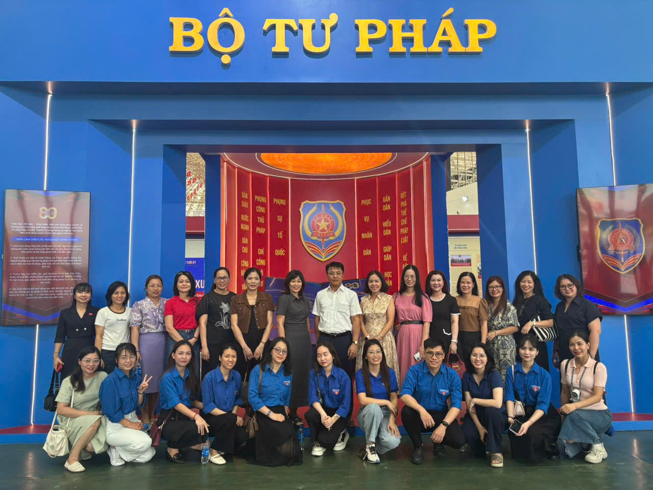 C&aacute;n bộ, nh&acirc;n vi&ecirc;n Cục H&agrave;nh ch&iacute;nh - Tư ph&aacute;p, Bộ Tư ph&aacute;p thăm kh&ocirc;ng gian triển l&atilde;m của Bộ Tư ph&aacute;p.