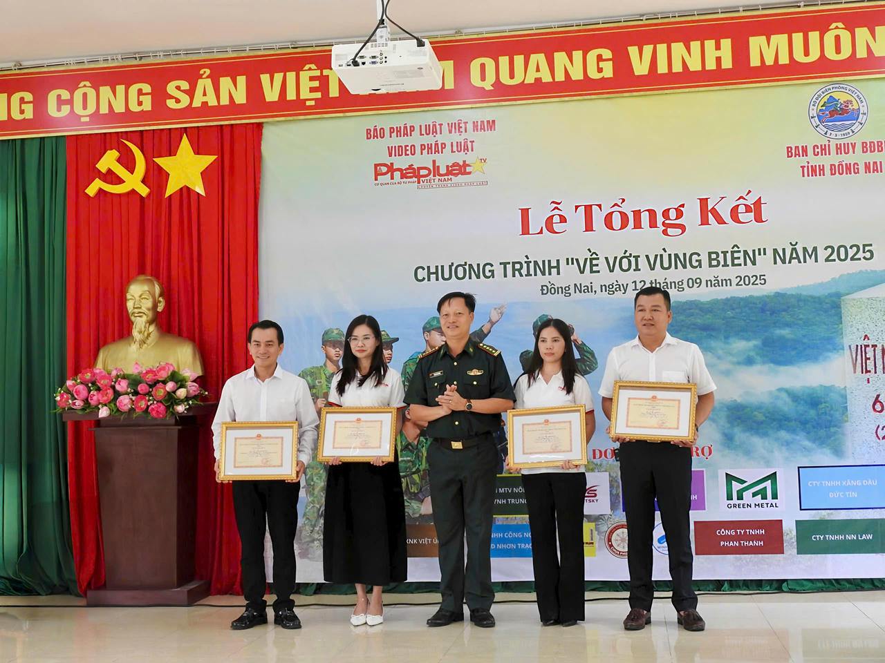 Dịp n&agrave;y, 4 c&aacute; nh&acirc;n xuất sắc trong c&ocirc;ng t&aacute;c triển khai chương tr&igrave;nh Về với v&ugrave;ng bi&ecirc;n của B&aacute;o Ph&aacute;p luật Việt Nam vinh dự nhận bằng khen của Bộ Chỉ huy qu&acirc;n sự tỉnh Đồng Nai