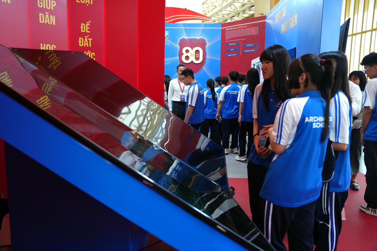Đ&ocirc;ng đảo học sinh đến tham quan Triển l&atilde;m.