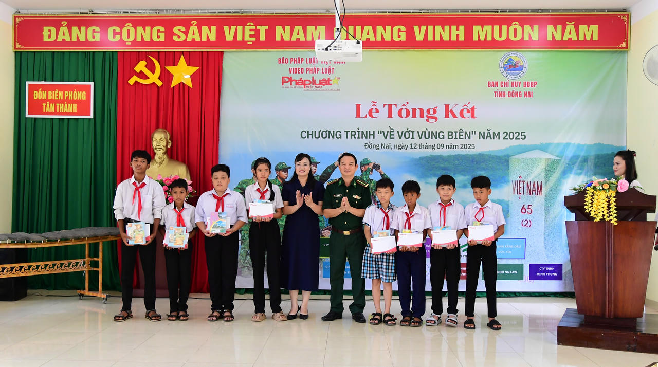 BTC trao học bổng cho c&aacute;c em học sinh c&oacute; ho&agrave;n cảnh kh&oacute; khăn, vượt kh&oacute; học giỏi