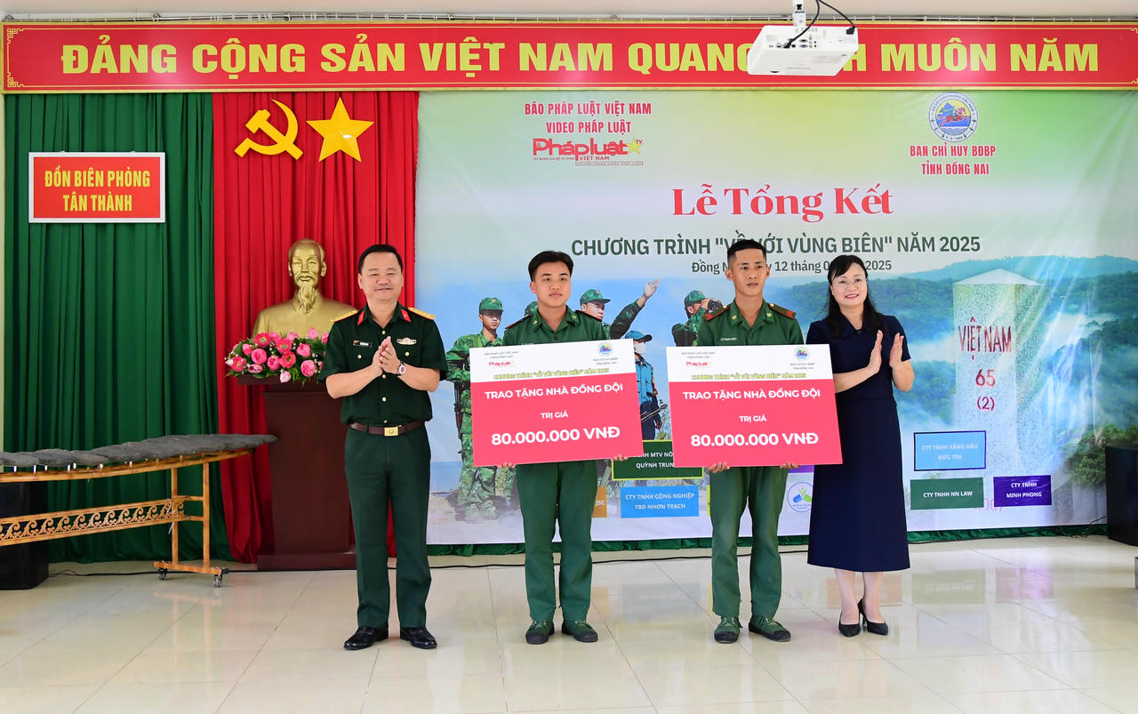 BTC trao tặng 2 căn nh&agrave; đồng đội