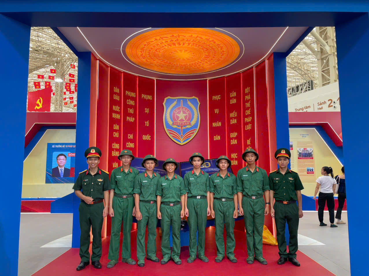 C&aacute;c chiến sỹ của Lữ đo&agrave;n 204, Bộ tư lệnh Ph&aacute;o binh - T&ecirc;n lửa đến tham quan kh&ocirc;ng gian trưng b&agrave;y của Bộ Tư ph&aacute;p.