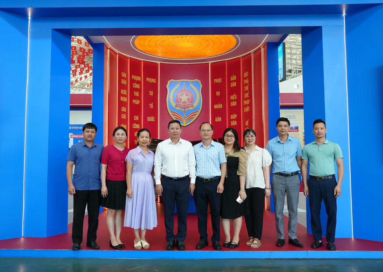 C&aacute;c c&aacute;n bộ, nh&acirc;n vi&ecirc;n của Cục Quản l&yacute; thi h&agrave;nh &aacute;n d&acirc;n sự chụp ảnh c&ugrave;ng Thứ trưởng Bộ Tư ph&aacute;p Nguyễn Thanh Ngọc tại Triển l&atilde;m.