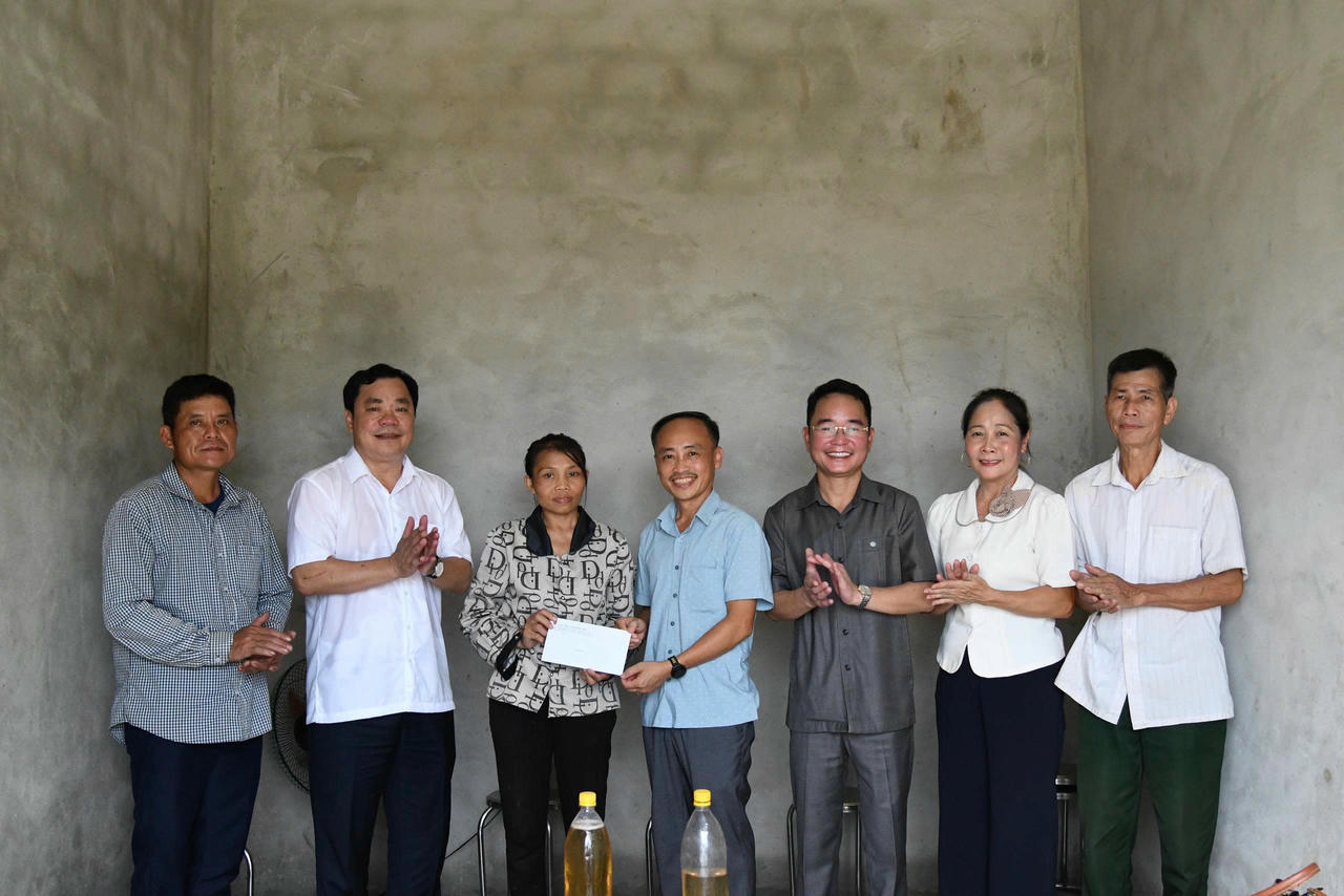 Rời x&atilde; T&acirc;n Sơn, Đo&agrave;n c&ocirc;ng t&aacute;c tiếp tục đến với x&atilde; Minh Đ&agrave;i để thăm gia đ&igrave;nh chị Ho&agrave;ng Thị Nhờ ở khu B&igrave;nh.
