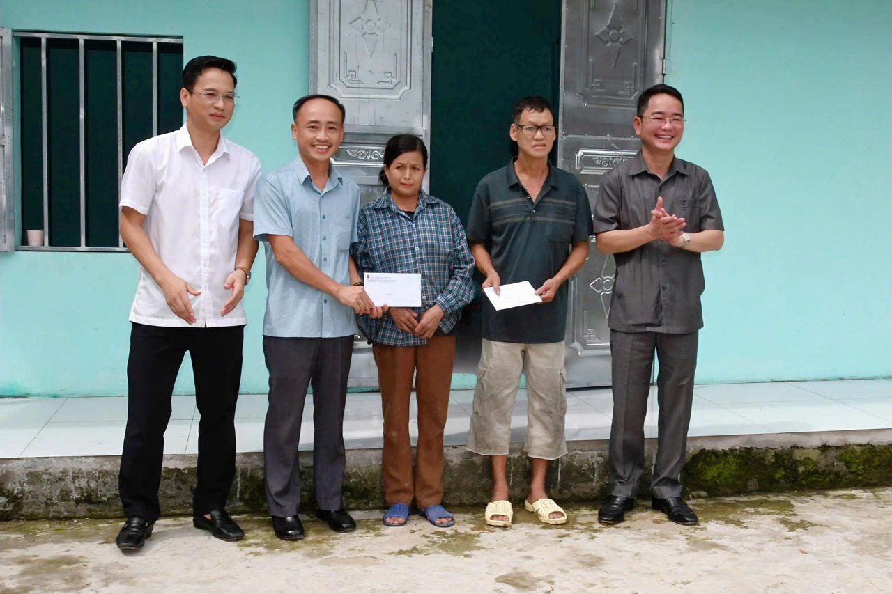 Đo&agrave;n c&ocirc;ng t&aacute;c tới thăm v&agrave; trao qu&agrave; cho thăm gia đ&igrave;nh &ocirc;ng Triệu Đức Vinh (d&acirc;n tộc Dao, thuộc khu Minh Nga, x&atilde; T&acirc;n Sơn)