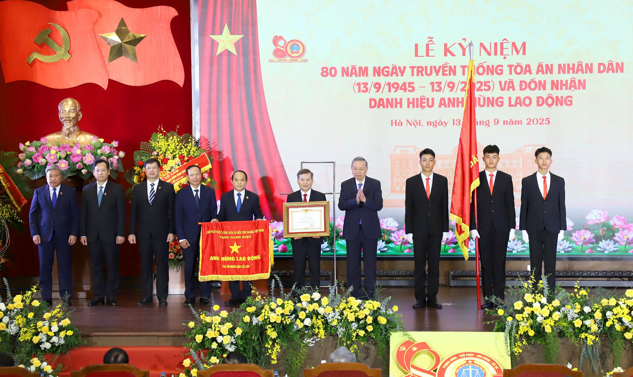 Tổng B&iacute; thư T&ocirc; L&acirc;m trao tặng danh hiệu Anh h&ugrave;ng Lao động cho ng&agrave;nh TAND.