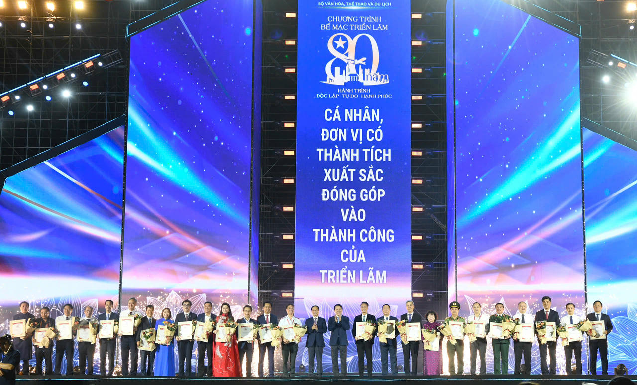 Ch&aacute;nh văn ph&ograve;ng Bộ X&acirc;y dựng Nguyễn Tr&iacute; Đức (thứ ba từ phải sang) nhận Giải thưởng &ldquo;Kh&ocirc;ng gian trưng b&agrave;y ti&ecirc;u biểu&rdquo; của Ban tổ chức Triển l&atilde;m A80.