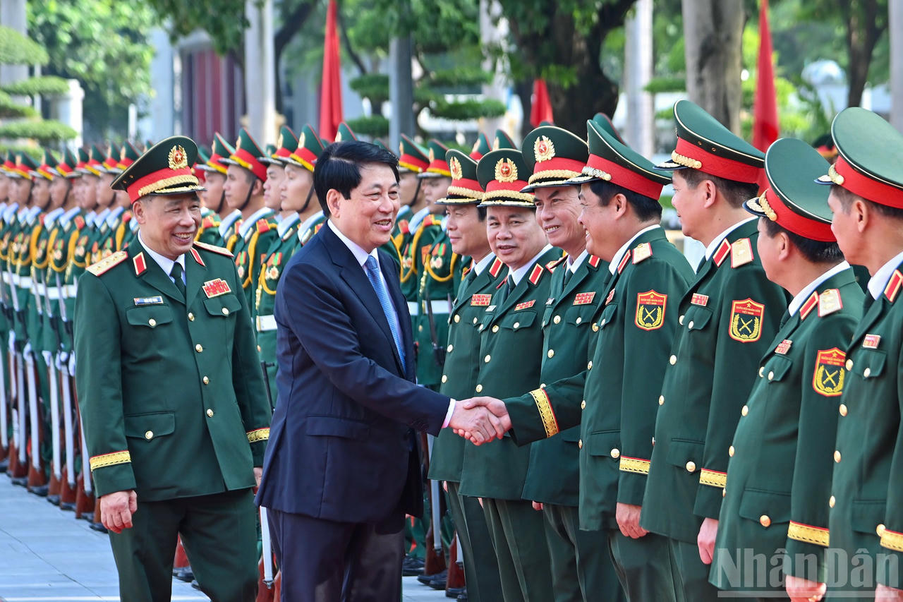 Chủ tịch nước Lương Cường với c&aacute;c đồng ch&iacute; l&atilde;nh đạo Học viện Quốc ph&ograve;ng tại lễ khai giảng. Ảnh: nhandan.vn