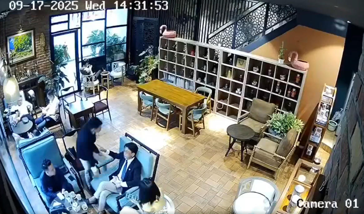 Nhân viên quán cà phê bị đánh do nhắc khách không hút thuốc: Hành vi côn đồ cần xử lý nghiêm