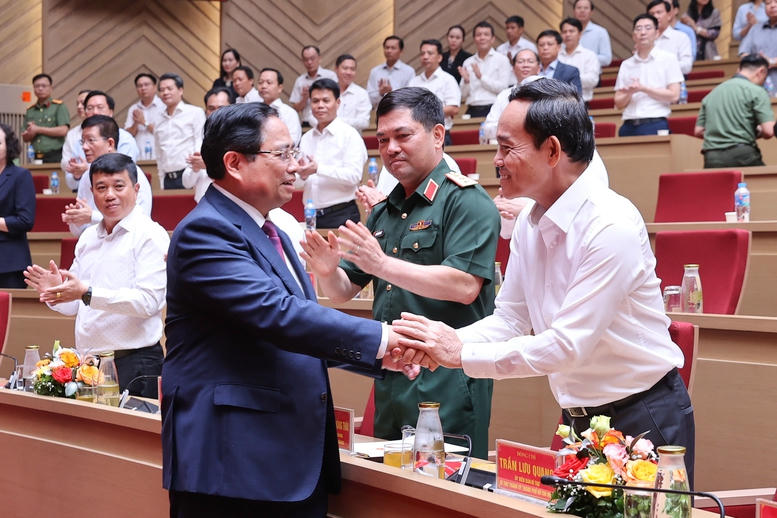 Thủ tướng Phạm Minh Ch&iacute;nh tr&ograve; chuyện với B&iacute; thư Trung ương Đảng, B&iacute; thư Th&agrave;nh ủy TPHCM Trần Lưu Quang v&agrave; c&aacute;c đại biểu dự hội nghị - Ảnh: VGP/Nhật Bắc