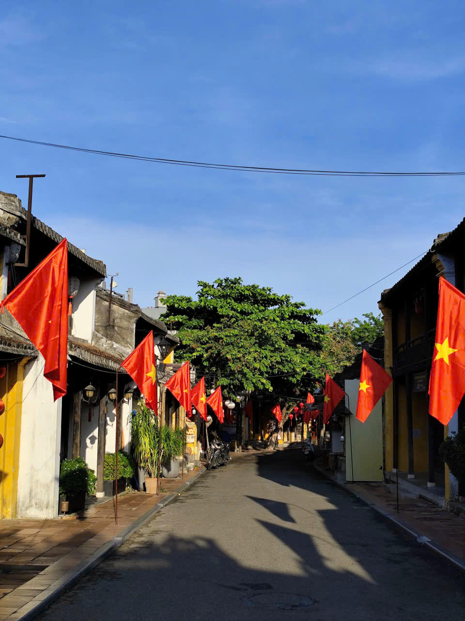 Phố cổ Hội An rực rỡ cờ đỏ sao v&agrave;ng trong những ng&agrave;y lễ lớn của đất nước. Ảnh PV