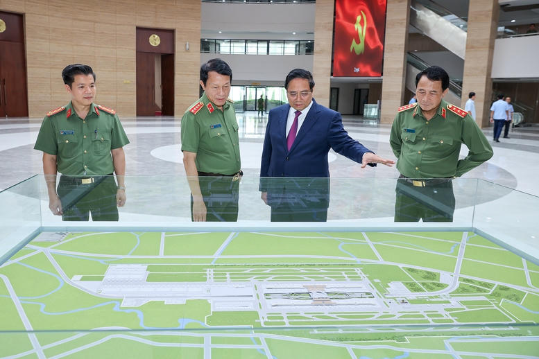 Thủ tướng v&agrave; c&aacute;c đại biểu xem m&ocirc; h&igrave;nh quy hoạch tổng thể s&acirc;n bay Gia B&igrave;nh - Ảnh: VGP/Nhật Bắc