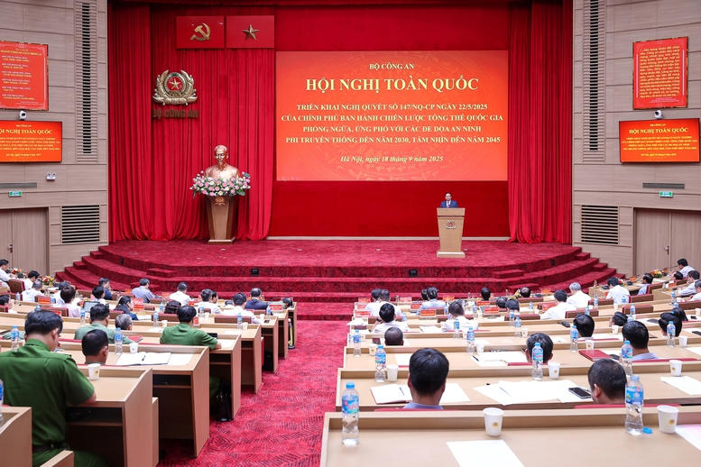 Thủ tướng nhấn mạnh c&aacute;c quan điểm xuy&ecirc;n suốt: Lấy ph&ograve;ng ngừa l&agrave; ch&iacute;nh, cơ bản, chiến lược, l&acirc;u d&agrave;i, quyết định, bền vững, ứng ph&oacute; phải cấp b&aacute;ch, nhanh ch&oacute;ng, kịp thời, hiệu quả, cả đột xuất v&agrave; thường xuy&ecirc;n - Ảnh: VGP/Nhật Bắc