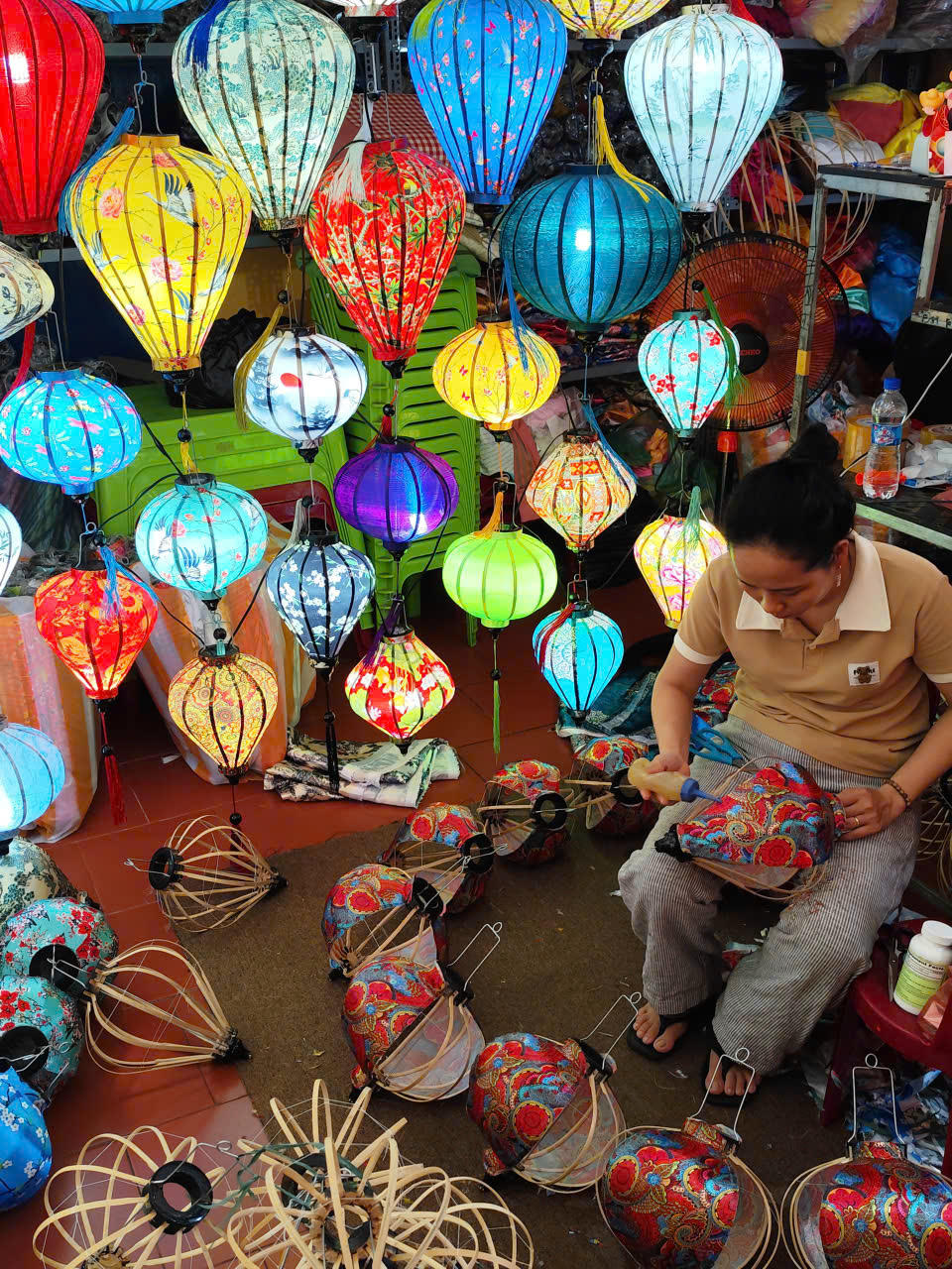 Nghi&ecirc;n cứu từ Trung t&acirc;m Quản l&yacute; v&agrave; Bảo tồn di t&iacute;ch Hội An cho biết, nghề l&agrave;m lồng đ&egrave;n đ&atilde; c&oacute; mặt ở Hội An khoảng từ thế kỷ 17. Ảnh PV