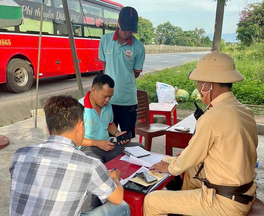 CSGT lập biên bản xử lý trường hợp vi phạm.
