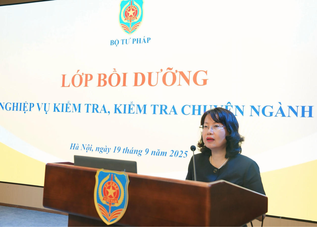 Vụ trưởng Vụ T&ocirc;̉ chức cán b&ocirc;̣ Phan Thị H&ocirc;̀ng Hà  phát bi&ecirc;̉u khai mạc.