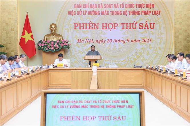 Phi&ecirc;n họp lần thứ s&aacute;u của Ban Chỉ đạo về r&agrave; so&aacute;t v&agrave; tổ chức thực hiện việc xử l&yacute; vướng mắc trong hệ thống ph&aacute;p luật. Ảnh: Dương Giang/TTXVN