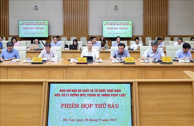 C&aacute;c đại biểu tham dự Phi&ecirc;n họp lần thứ s&aacute;u của Ban Chỉ đạo về r&agrave; so&aacute;t v&agrave; tổ chức thực hiện việc xử l&yacute; vướng mắc trong hệ thống ph&aacute;p luật. Ảnh: Dương Giang/TTXVN