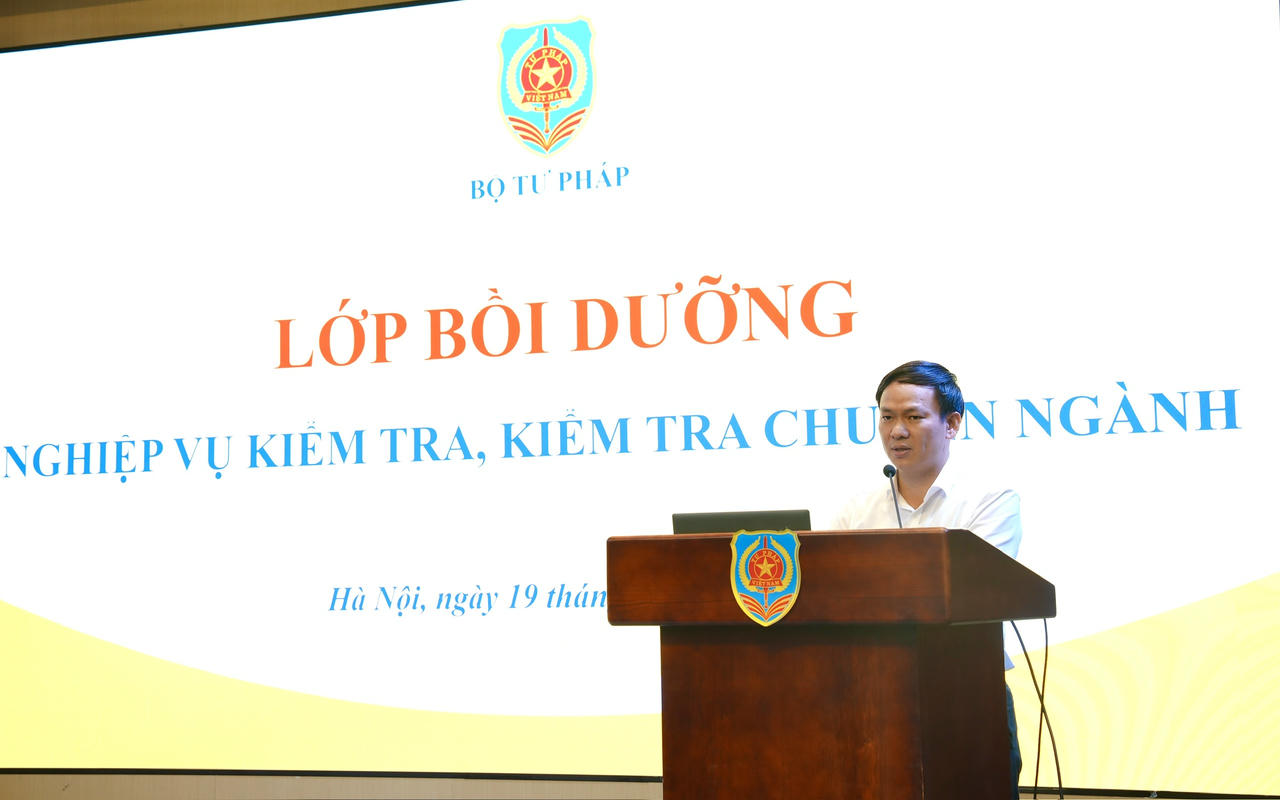 Ph&oacute; Vụ trưởng Vụ Ph&aacute;p chế, Thanh tra Ch&iacute;nh phủ Tr&acirc;̀n Văn Long trình bày