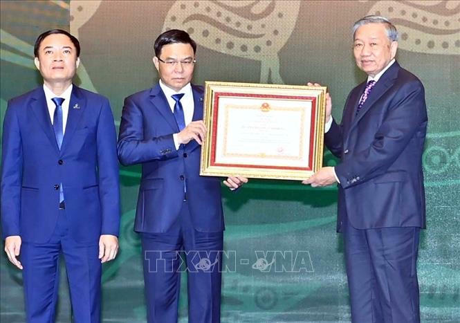 Tổng B&iacute; thư T&ocirc; L&acirc;m trao Hu&acirc;n chương Lao động hạng Nhất tặng Tập đo&agrave;n c&ocirc;ng nghiệp - năng lượng Quốc gia Việt Nam. Ảnh: Thống Nhất/TTXVN