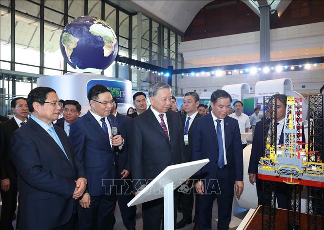 Tổng B&iacute; thư T&ocirc; L&acirc;m, Thủ tướng Phạm Minh Ch&iacute;nh v&agrave; c&aacute;c đồng ch&iacute; l&atilde;nh đạo Đảng, Nh&agrave; nước tham quan triển l&atilde;m th&agrave;nh tựu khoa học c&ocirc;ng nghệ của Tập đo&agrave;n C&ocirc;ng nghiệp - Năng lượng quốc gia Việt Nam. Ảnh: Thống Nhất/TTXVN