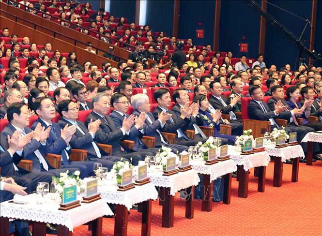 Tổng B&iacute; thư T&ocirc; L&acirc;m v&agrave; c&aacute;c đại biểu dự kỷ niệm 50 năm Ng&agrave;y th&agrave;nh lập Tập đo&agrave;n c&ocirc;ng nghiệp - năng lượng Quốc gia Việt Nam. Ảnh: Thống Nhất/TTXVN