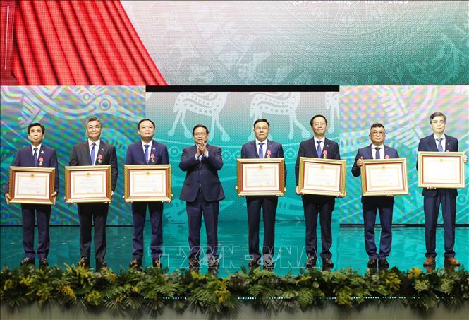Thủ tướng Phạm Minh Ch&iacute;nh trao tặng Hu&acirc;n chương Lao động hạnh Nhất, Nh&igrave;, Ba cho c&aacute;c c&aacute; nh&acirc;n. Ảnh: Thống Nhất/TTXVN