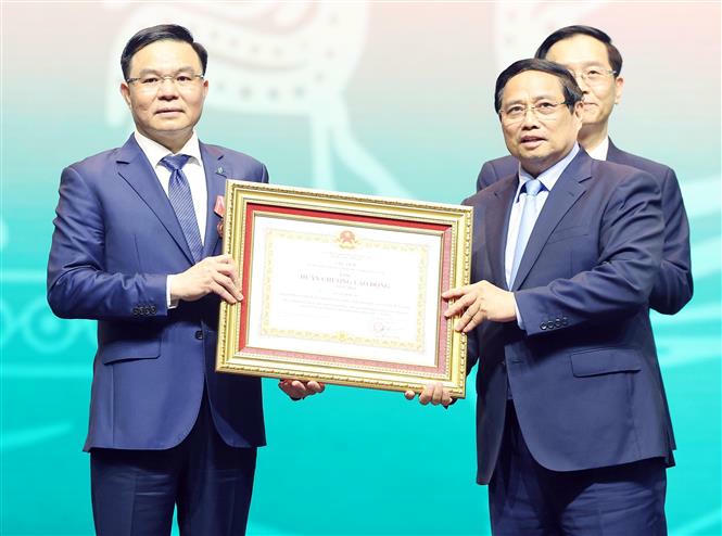 Thủ tướng Phạm Minh Ch&iacute;nh trao tặng Hu&acirc;n chương Lao động hạng Nhất cho &ocirc;ng L&ecirc; Mạnh H&ugrave;ng. Ảnh: Thống Nhất/ TTXVN