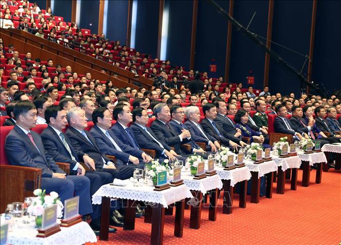 Tổng B&iacute; thư T&ocirc; L&acirc;m v&agrave; c&aacute;c đại biểu dự kỷ niệm 50 năm Ng&agrave;y th&agrave;nh lập Tập đo&agrave;n c&ocirc;ng nghiệp - năng lượng Quốc gia Việt Nam. Ảnh: Thống Nhất/TTXVN